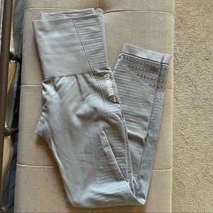 GYMSHARK light grey leggings